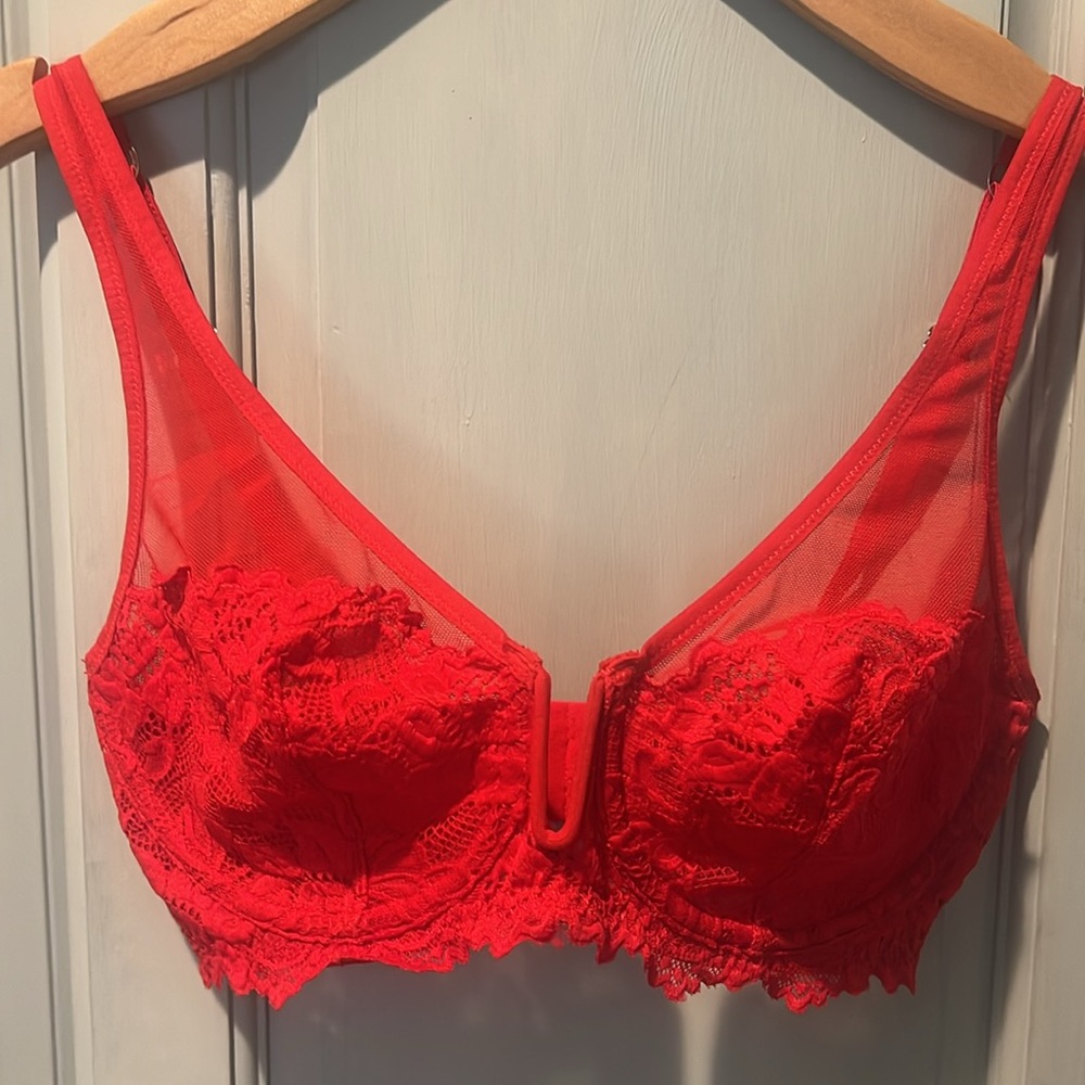 Frederick’s of Hollywood bra 32 D never worn underwire, soft cup